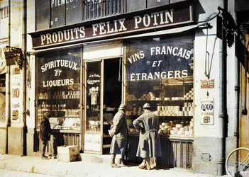 Zwei französische Soldaten und ein Junge vor dem Spirituosengeschäft Felix Potin auf dem Markt, Reims, Marne, Frankreich, 1917